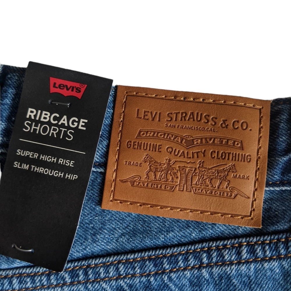 Levi's Super High Rise Ribcage Shorts - Picture 3 of 7